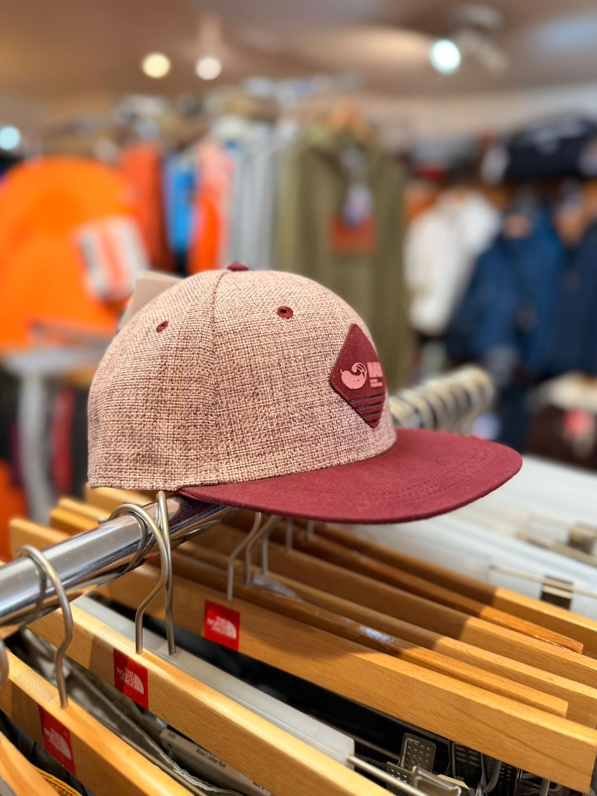 Casquette Rab rouge, vue de profil